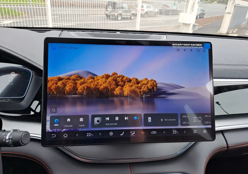 Vue arrière d'un BYD SEAL U hybride rechargeable couleur Boundless Cloud avec feux LED et logo BYD lumineux.