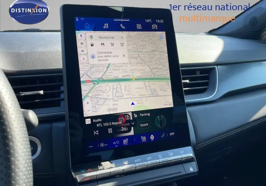 Vue intérieure centrée sur l'écran tactile vertical du tableau de bord du Renault Symbioz noir étoile métal, affichant la navigation GPS.