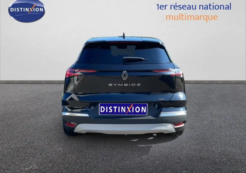 Vue arrière du Renault SYMBIOZ noir étoile métal, mettant en valeur ses feux étirés et son logo central lumineux.