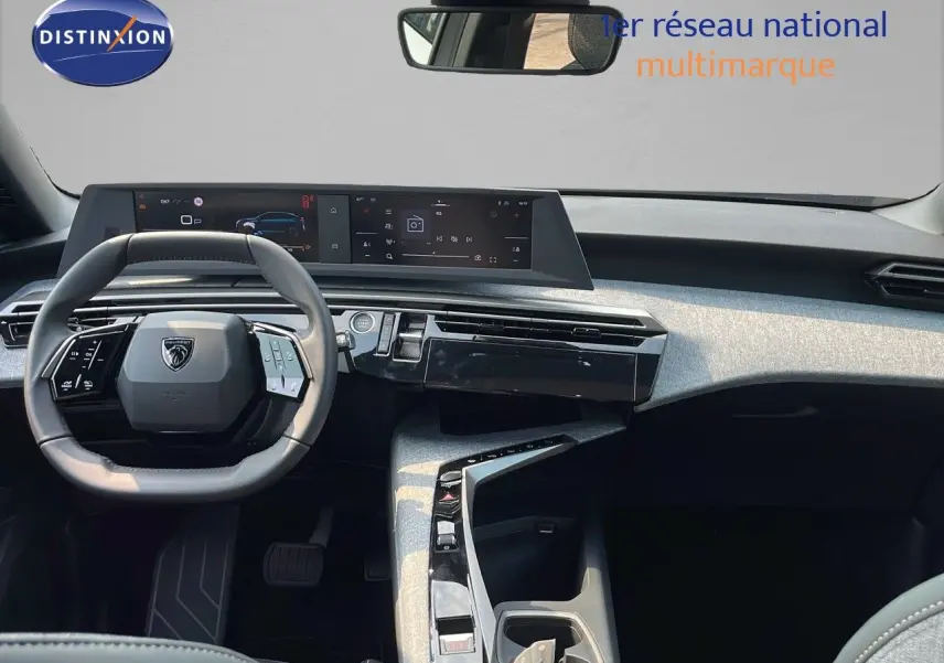 Intérieur moderne du Peugeot 3008 2025, vue de face sur le tableau de bord gris avec écran tactile panoramique.