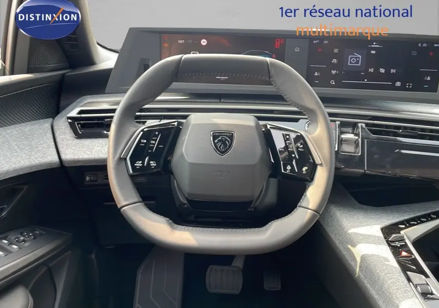 Vue intérieure centrée sur le volant cuir noir du Peugeot 3008 1.2 Hybrid 145ch, tableau de bord numérique et finitions grises.