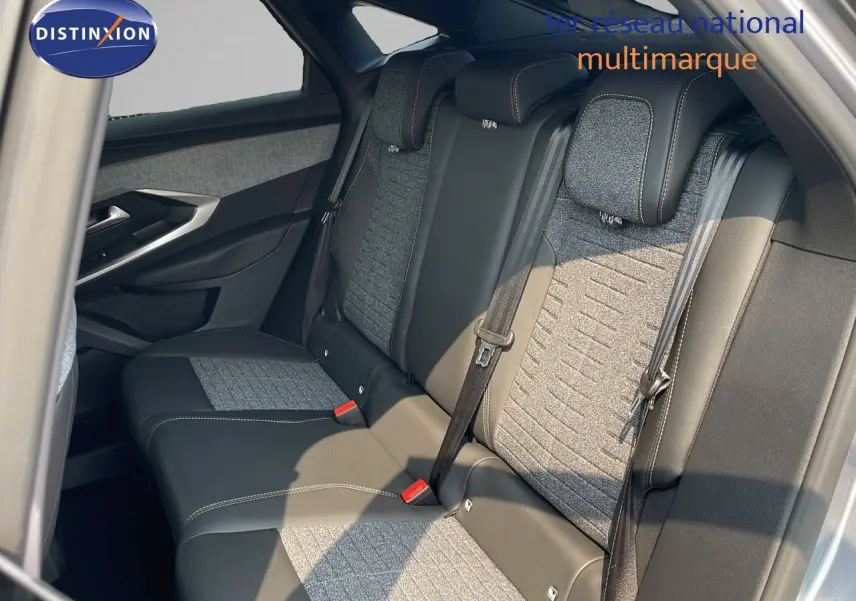 Vue intérieure côté droit des sièges arrière en tissu gris et cuir noir du Peugeot 3008 1.2 Hybrid 145ch Allure 2025.