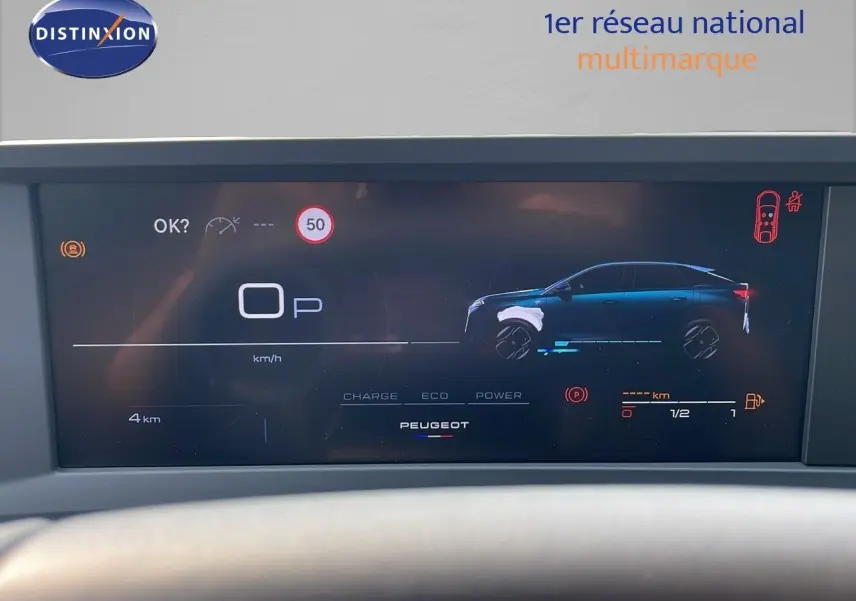 Affichage numérique du tableau de bord du Peugeot 3008 gris Artense, vue de face sur l'écran de conduite.