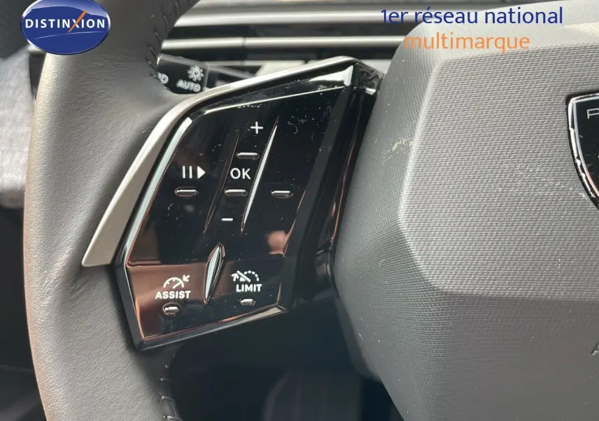 Gros plan sur les commandes gauche du volant du Peugeot 3008 gris Artense 2025, avec boutons multifonctions et régulateur.