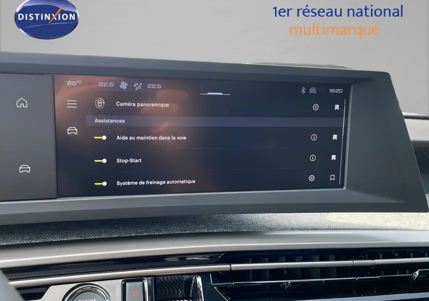 Écran tactile central du tableau de bord du Peugeot 3008 gris, affichant les aides à la conduite et la caméra panoramique.