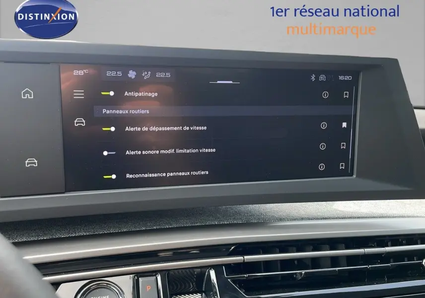 Vue intérieure du tableau de bord du Peugeot 3008 gris Artense, écran tactile affichant les aides à la conduite.