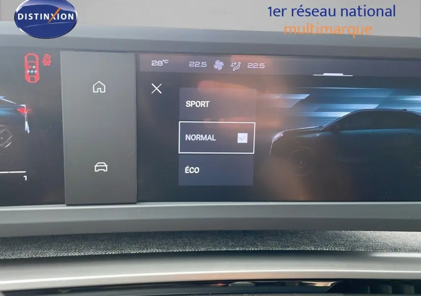 Écran tactile intérieur du Peugeot 3008 gris Artense, affichant les modes de conduite Sport, Normal et Éco.