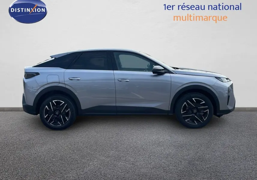 Peugeot 3008 gris Artense métal en profil droit, SUV hybride 2025 avec jantes noires et toit noir contrasté.