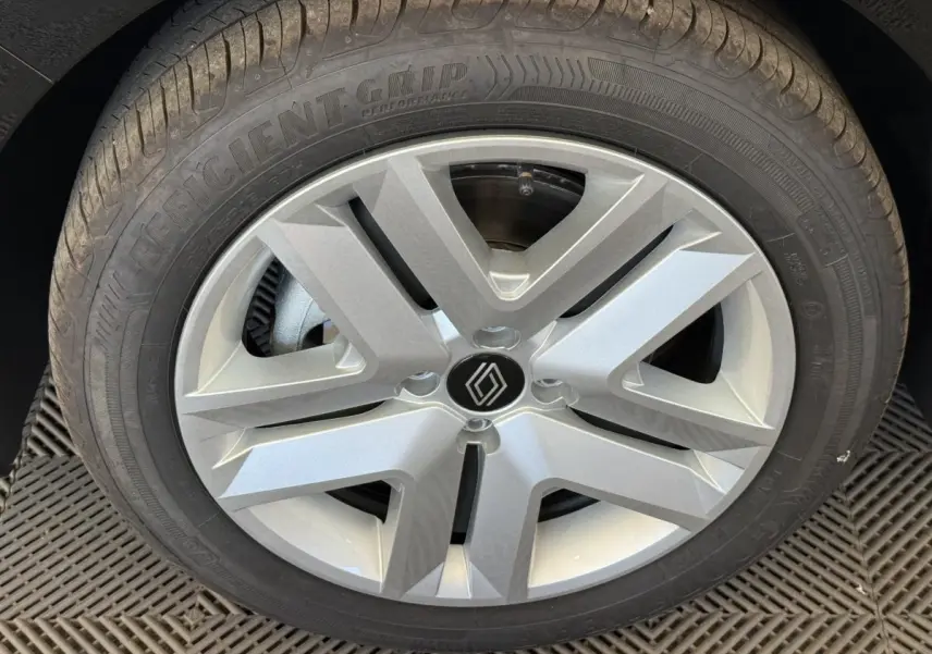 Gros plan sur la jante argentée au design moderne d'une Renault Clio noire Evolution Blue dCi 100 -25.