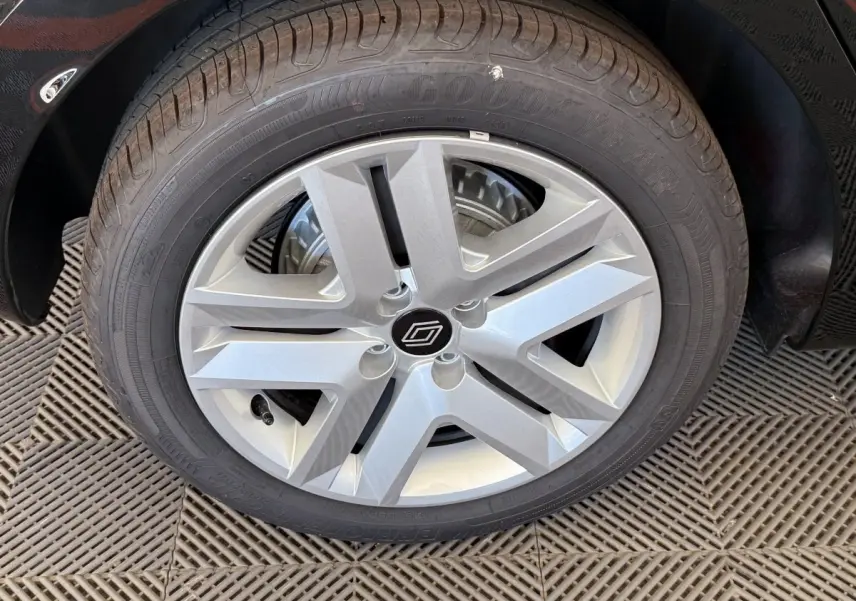 Gros plan sur la roue avant droite de la Renault Clio noire 2025 avec jante alliage argentée et pneu Goodyear.