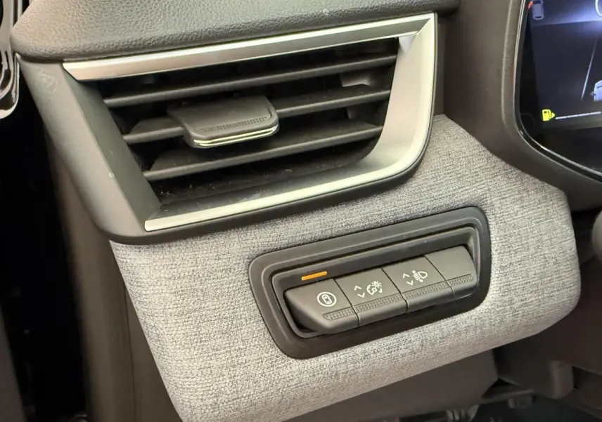 Détail du tableau de bord côté gauche de la Renault Clio noire 2025 avec commandes d'éclairage et ventilation.