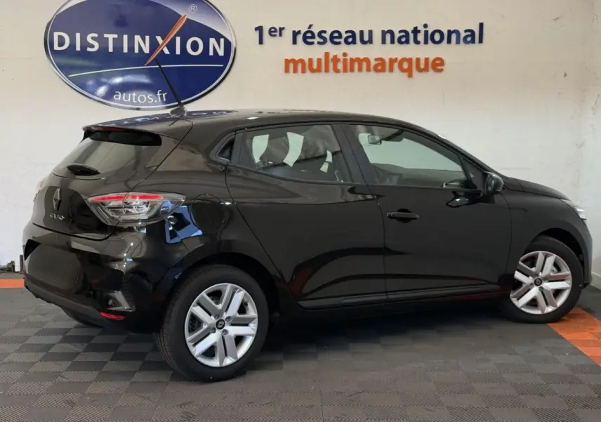 Renault Clio noir vue de profil côté gauche, avec jantes argentées et feux arrière LED visibles.