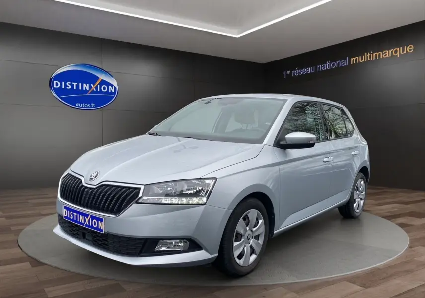 Vue 3/4 avant d'une Skoda Fabia gris argent 2021 avec calandre noire et jantes alliage cinq branches.