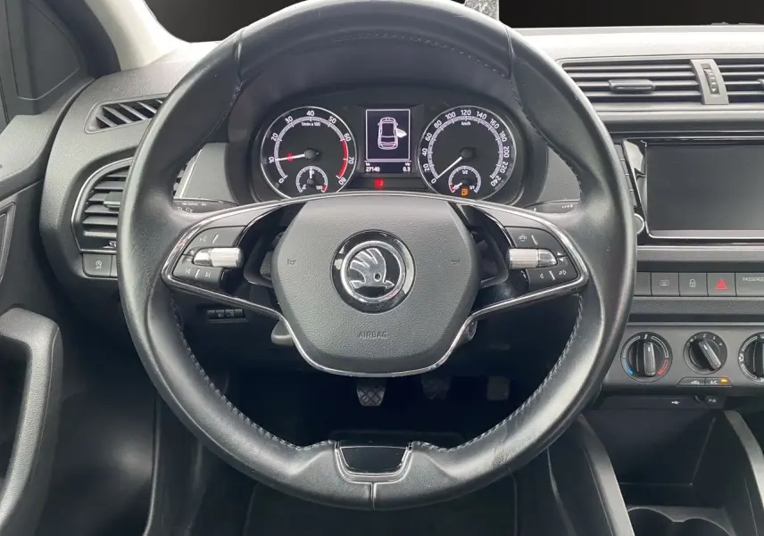 Vue intérieure centrée sur le volant noir de la Skoda Fabia 2021 avec tableau de bord et commandes visibles.