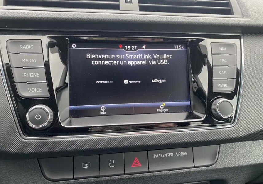 Écran multifonction du tableau de bord de la Skoda Fabia gris argent, affichant SmartLink et commandes tactiles.