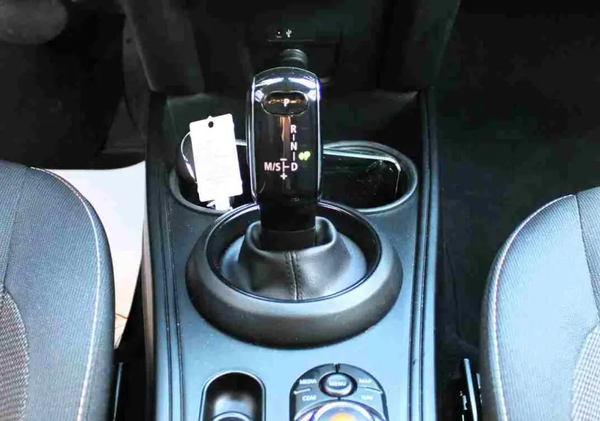 Vue rapprochée de la console centrale du MINI Countryman 2020, avec levier de vitesse automatique et boutons de commande.