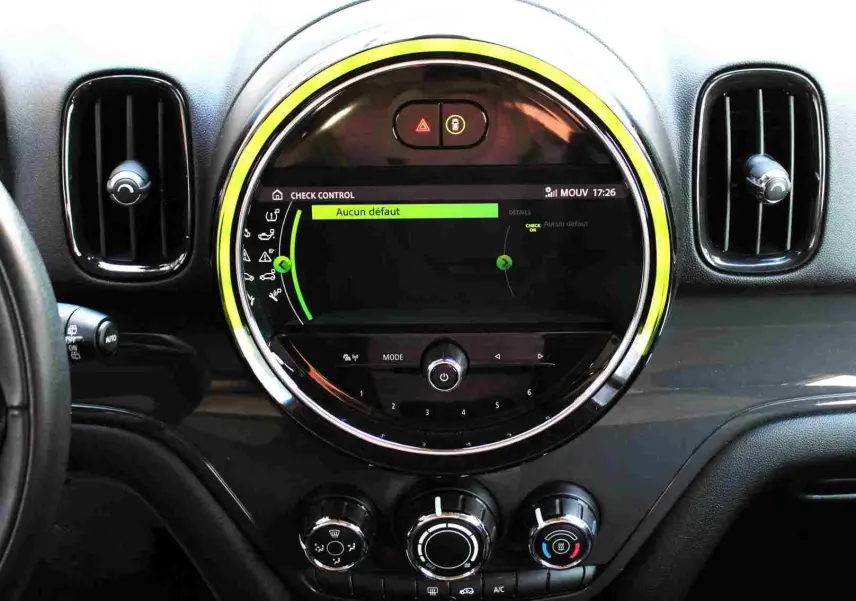 Tableau de bord du MINI Countryman gris perle, vue frontale centrée sur l'écran circulaire avec affichage vert "Aucun défaut".