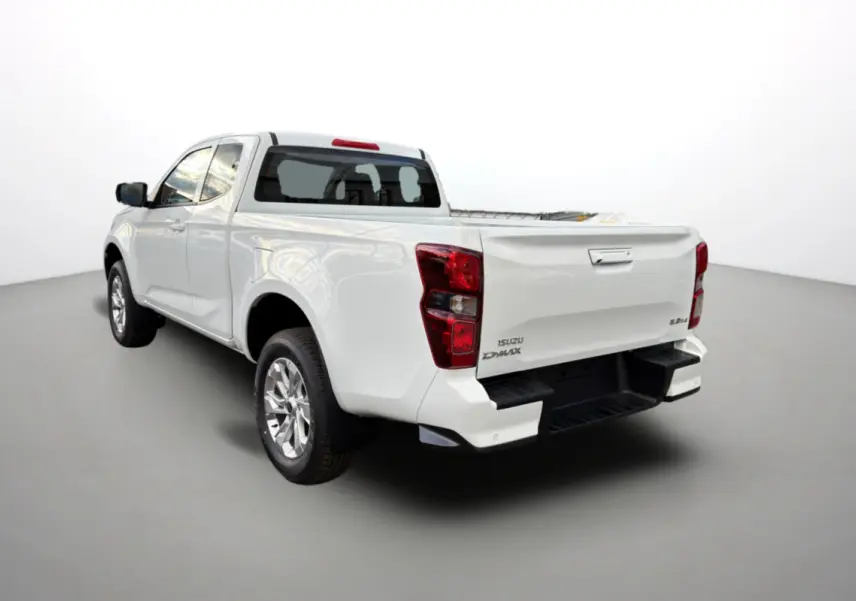 Vue 3/4 arrière gauche d'un pick-up Isuzu D-MAX blanc Splash avec benne et jantes alu 18 pouces.