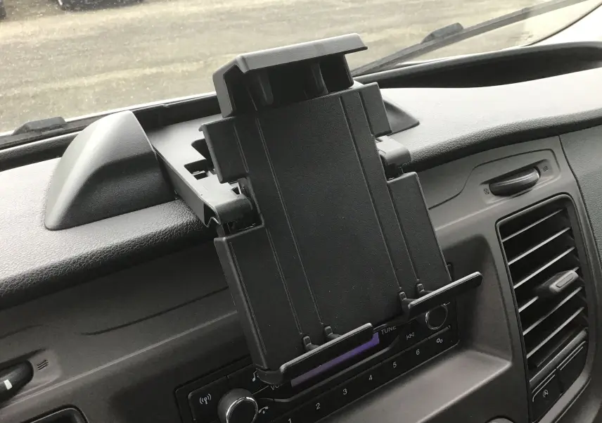 Support téléphone fixé sur le tableau de bord noir du Ford Transit Chassis Cabine 2024, vue intérieure côté conducteur.