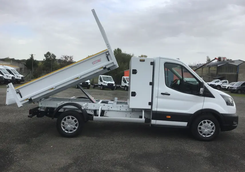Ford Transit Chassis cabine blanc vu de profil droit, avec benne relevée et coffre latéral acier.