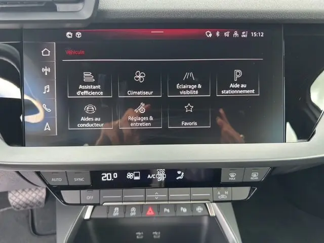 Écran tactile central de l’Audi A3 Sportback 2024 affichant les options d’assistance et climatisation, intérieur noir.