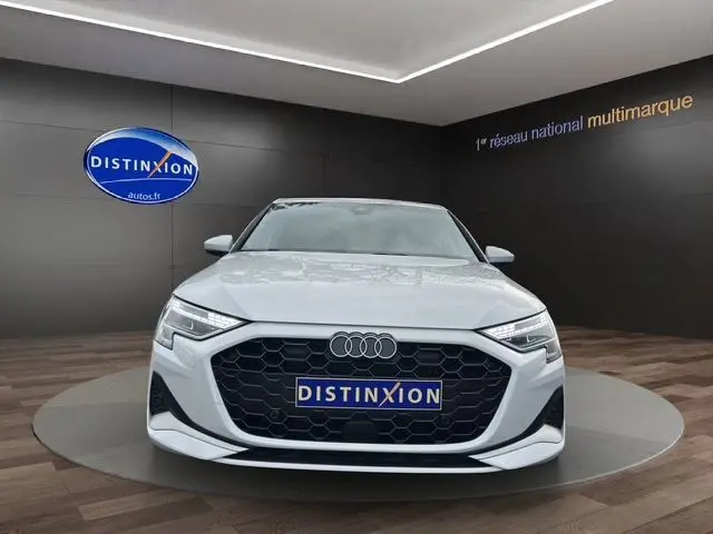 Audi A3 Sportback blanc Arkona vue de face, avec calandre noire hexagonale et éclairage LED distinctif.