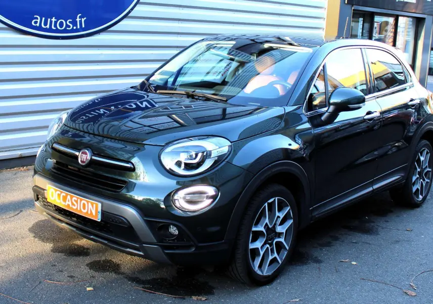 Fiat 500X vert Toscane métal vue 3/4 avant droit avec jantes alliage et calandre noire brillante.