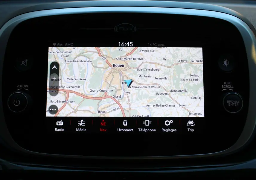 Écran tactile du système de navigation de la Fiat 500X affichant une carte autour de Rouen en intérieur.