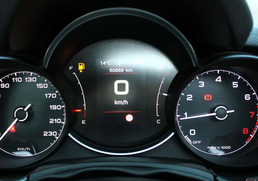 Tableau de bord de Fiat 500X 2019 montrant compteur vitesse, compte-tours et écran digital avec 65 689 km affichés.