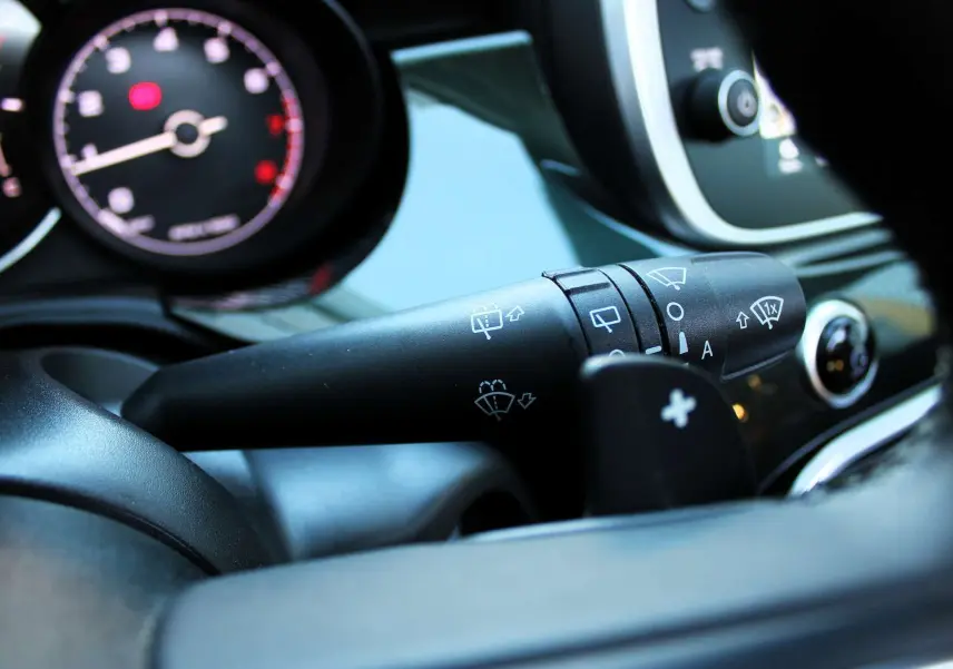 Gros plan sur la commande des essuie-glaces du tableau de bord d'une Fiat 500X 2019, finition Club.