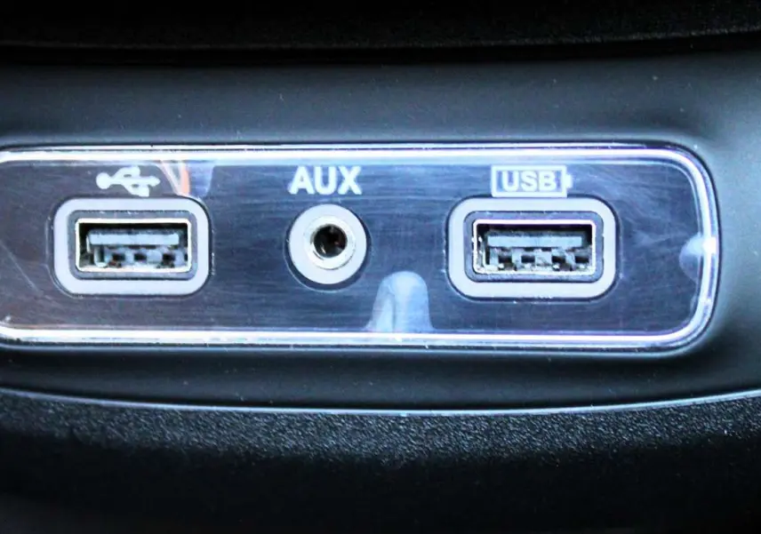 Gros plan sur les ports USB et AUX du tableau de bord du Fiat 500X vert Toscane métal de 2019.