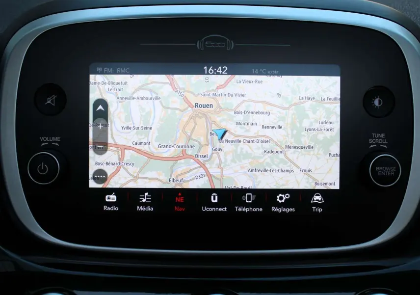 Écran tactile central de la FIAT 500X affichant la navigation avec carte de Rouen, entouré de commandes noires.