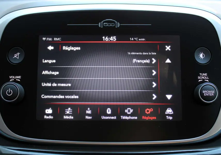 Écran tactile central du tableau de bord du FIAT 500X affichant le menu Réglages en intérieur.