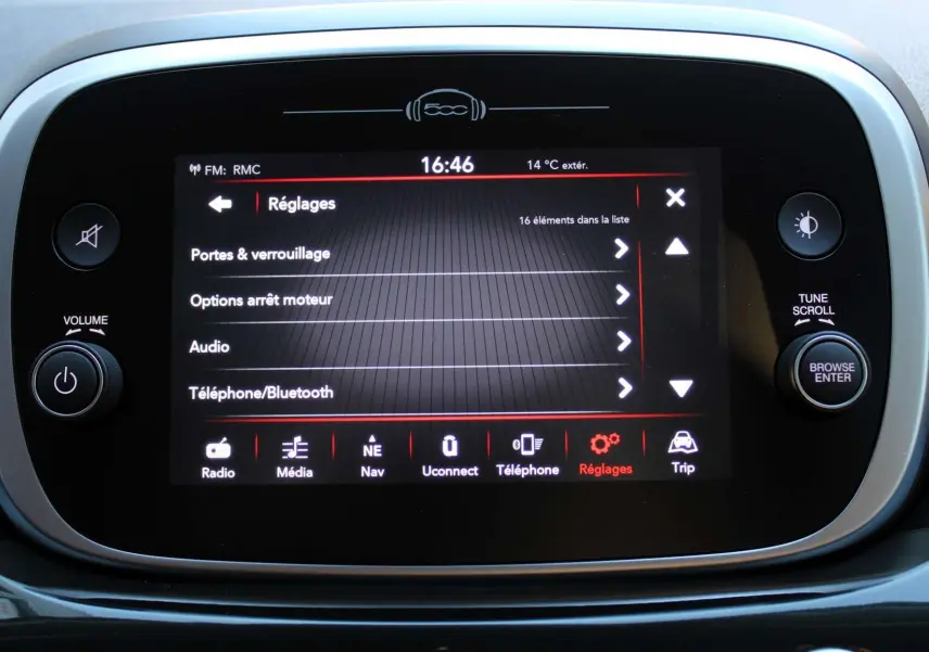 Écran tactile central du système multimédia FIAT 500X affichant le menu Réglages avec commandes autour.