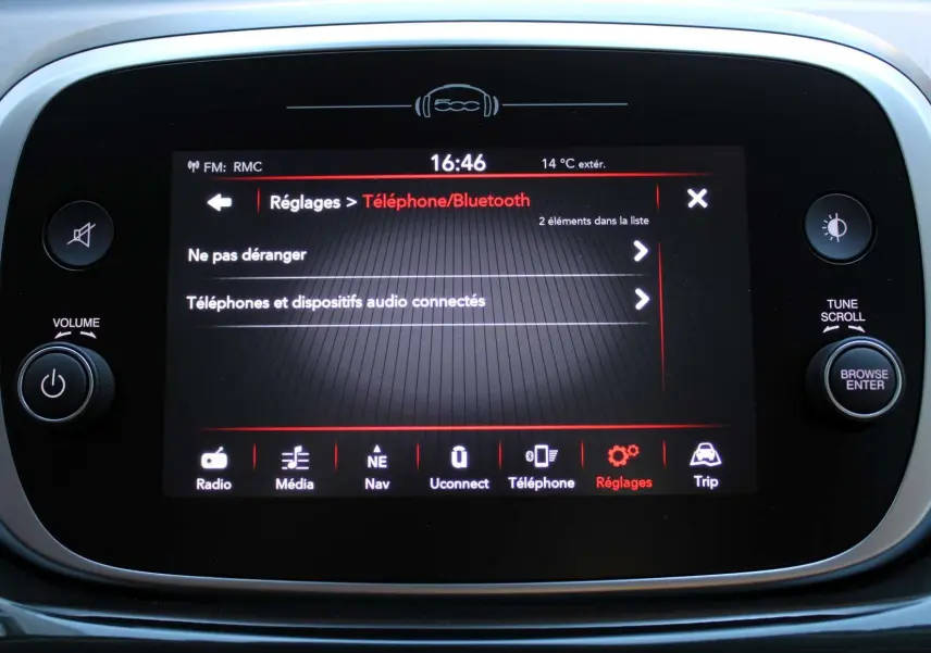 Écran tactile central de la Fiat 500X 2019 affichant les réglages Bluetooth dans un intérieur sombre.