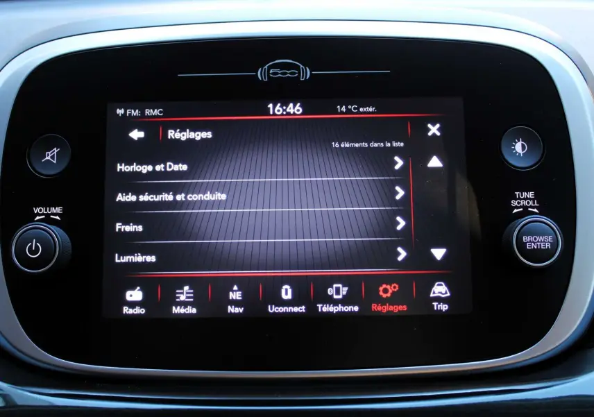 Écran tactile central de la Fiat 500X affichant le menu réglages avec options de sécurité et lumière visibles.