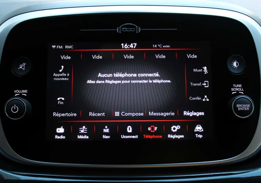 Écran tactile central de la FIAT 500X 2019 affichant le menu téléphone, entouré de commandes noires et grises.