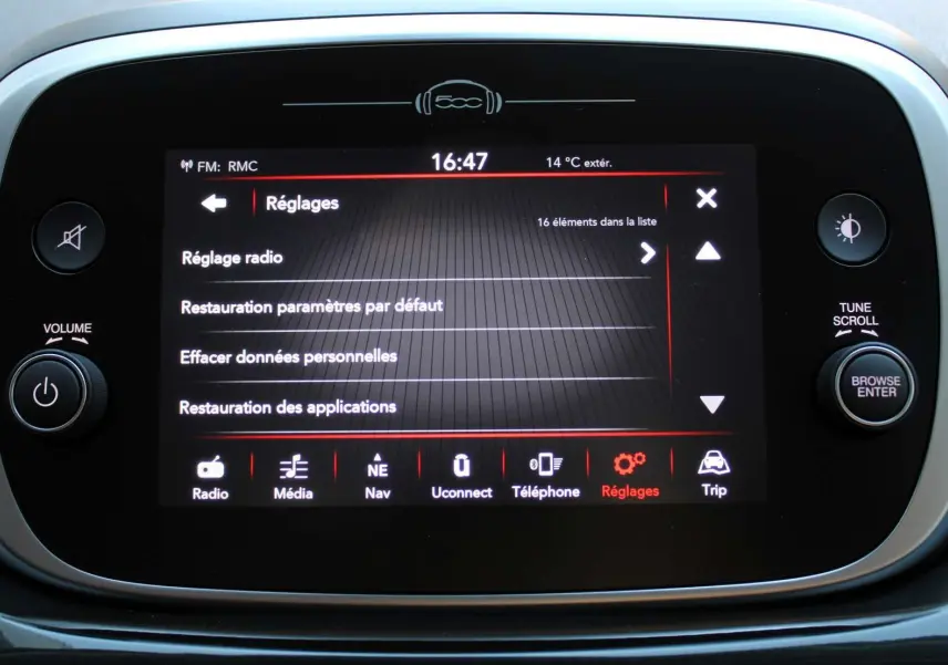 Écran tactile central de la Fiat 500X affichant le menu Réglages avec commandes autour, intérieur noir.