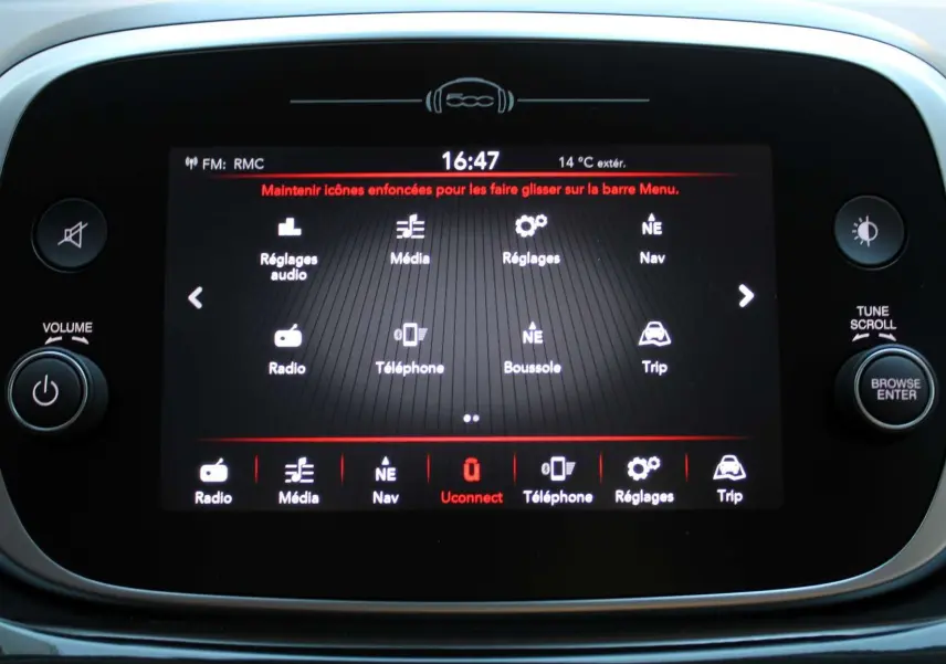 Écran tactile central de la Fiat 500X affichant le menu principal avec options radio, média, navigation et téléphone.