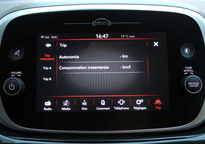 Écran tactile central de la Fiat 500X affichant les options de trip et consommation instantanée.