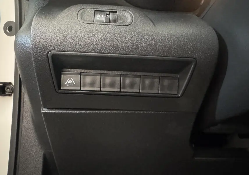 Vue rapprochée des commandes noires sur le tableau de bord côté conducteur du Citroën Berlingo blanc 2020.