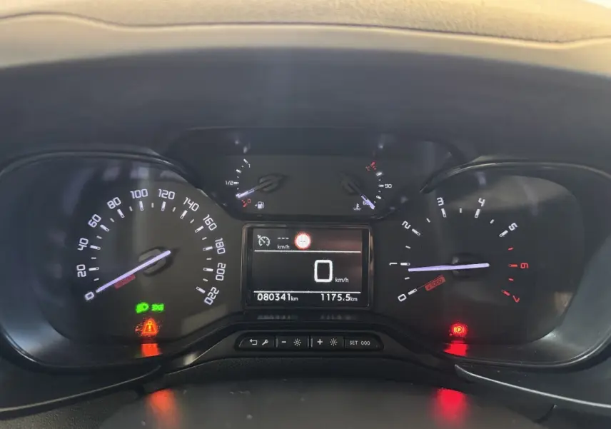 Tableau de bord de Citroën Berlingo 2020, affichage digital au centre avec compteurs analogiques éclairés.