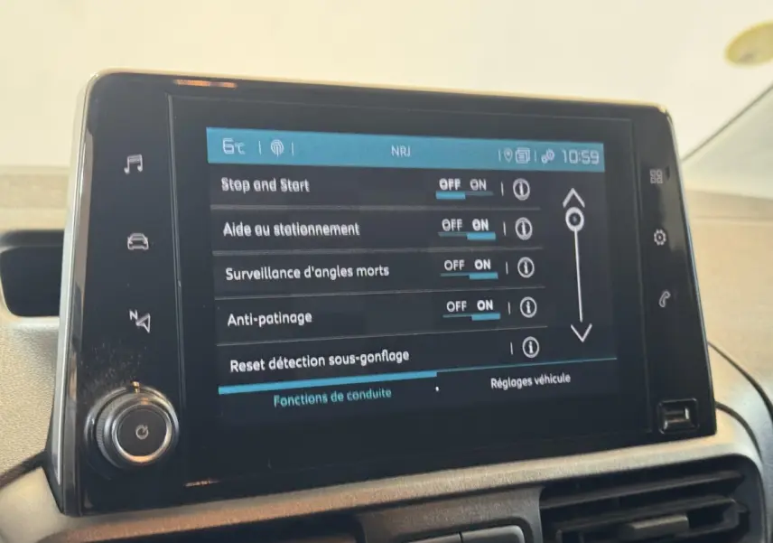 Écran tactile central du tableau de bord du Citroën Berlingo 2020 affichant les réglages d’aides à la conduite.