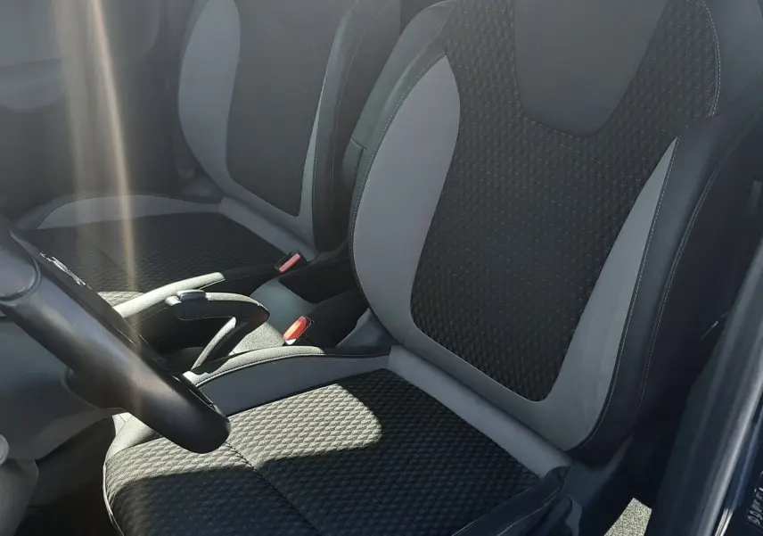 Vue intérieure rapprochée des sièges avant gris et noirs de l'Opel Crossland X 130ch Innovation 2019.