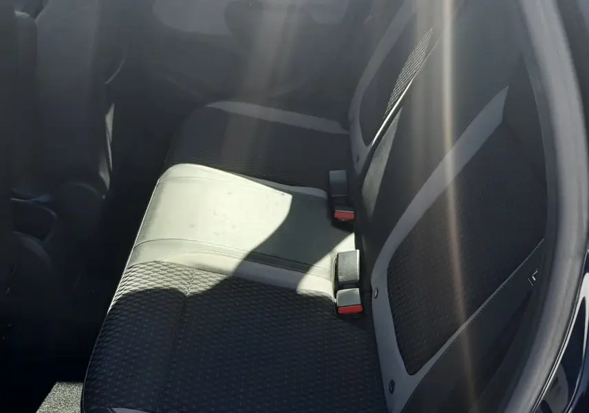 Vue intérieure montrant la banquette arrière en tissu gris et noir de l'Opel Crossland X 130ch Innovation 2019.
