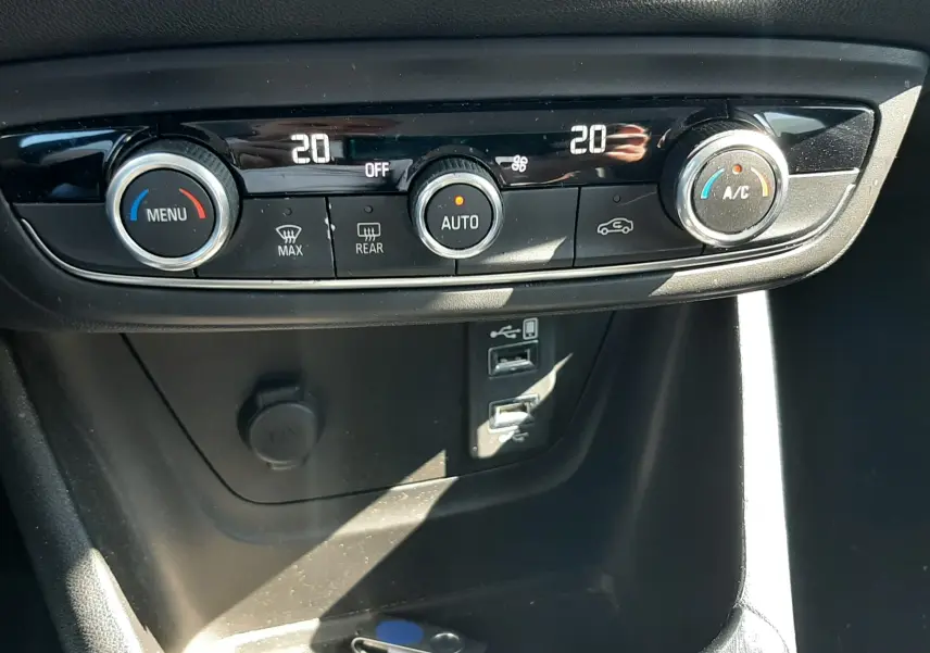 Panneau de commande de climatisation automatique avec affichage digital et ports USB dans l'Opel Crossland noir toit blanc 2019.