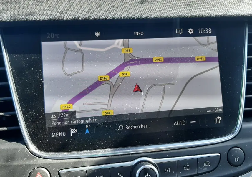 Écran tactile central du tableau de bord de l'Opel Crossland noir toit blanc, affichant la navigation GPS en cours.