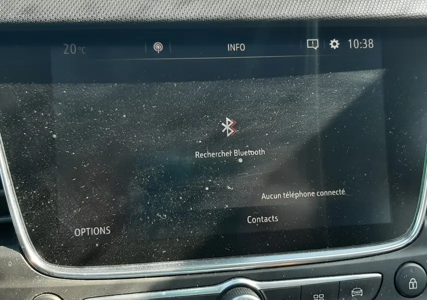 Écran tactile central de l’Opel Crossland X 130ch Innovation 2019 affichant la recherche Bluetooth, entouré de commandes audio et navigation.