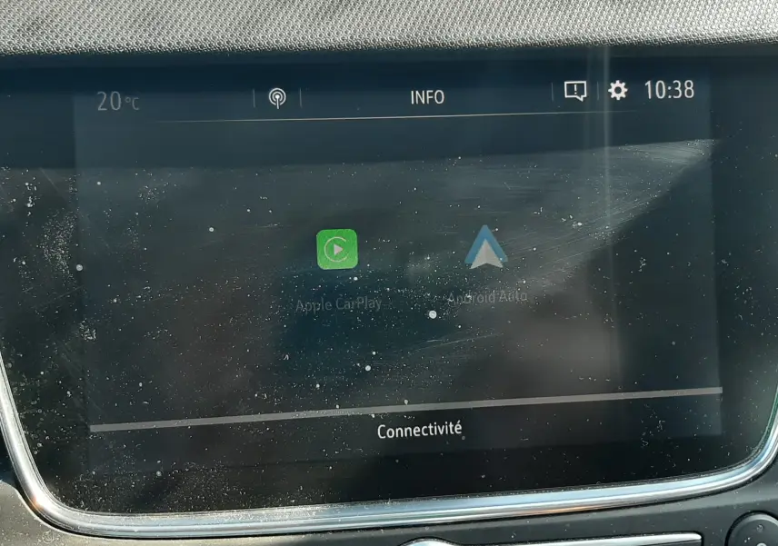 Écran tactile central de l'Opel Crossland X 130ch Innovation 2019 affichant les options Apple CarPlay et Android Auto.