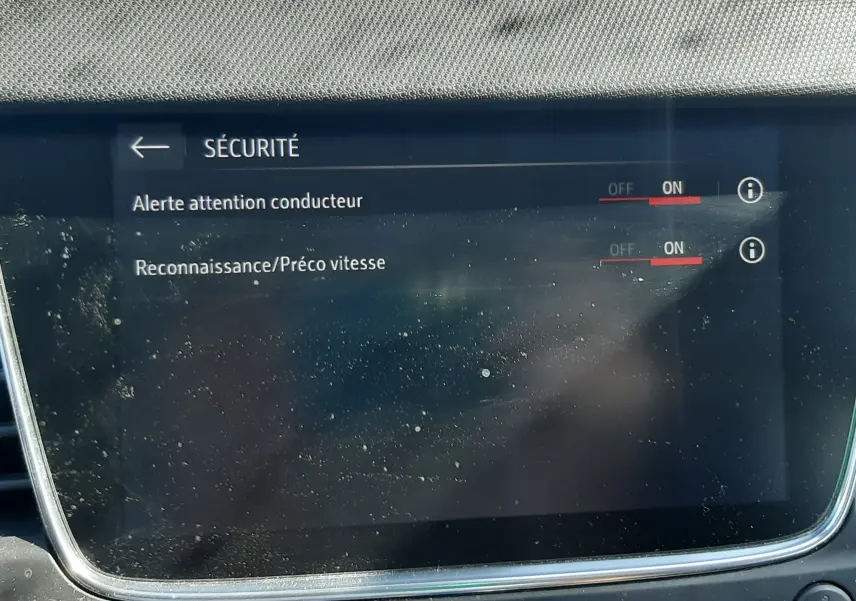 Écran tactile du système multimédia de l’Opel Crossland noir, affichant les réglages de sécurité activés.